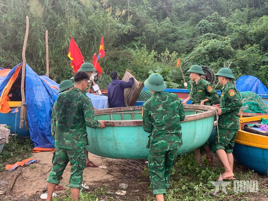 Lực lượng vũ trang và nhân dân Quảng Ngãi khẩn trương phòng, chống bão số 13